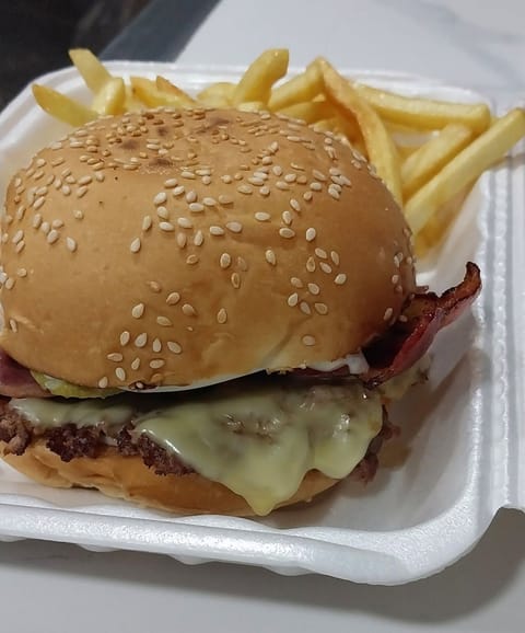 Bơ-gơ thịt xông khói BBQ với thịt xông khói giòn và phô mai tan chảy tại Nordys, Biên Hòa