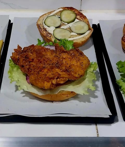 Bơ-gơ Gà — burger gà rán giòn kiểu Nordys tại Nordys, Biên Hòa