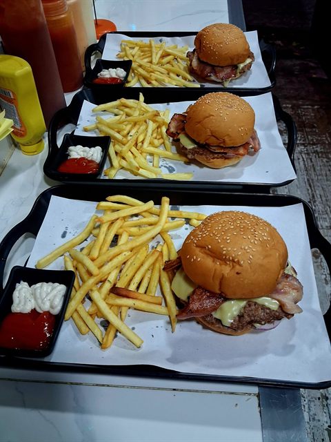 Bơ-gơ Nordys — burger bò smash kẹp phô mai và thịt xông khói tại Nordys, Biên Hòa