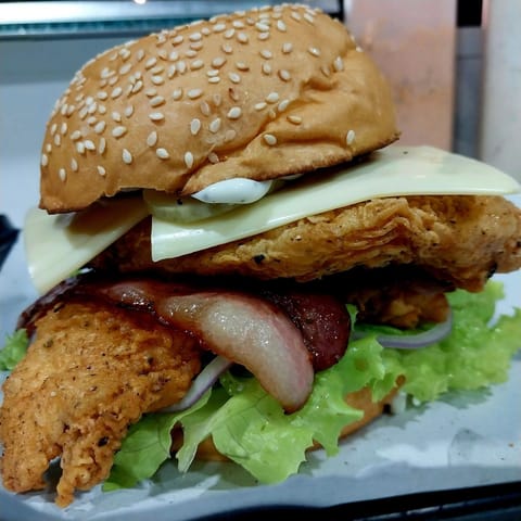 The Coronary King — burger gà rán đôi kèm thịt xông khói và phô mai tại Nordys, Biên Hòa