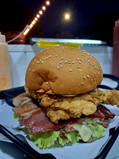 Artery Filler — burger đầy ắp gà rán, thịt xông khói và phô mai tan chảy tại Nordys, Biên Hòa