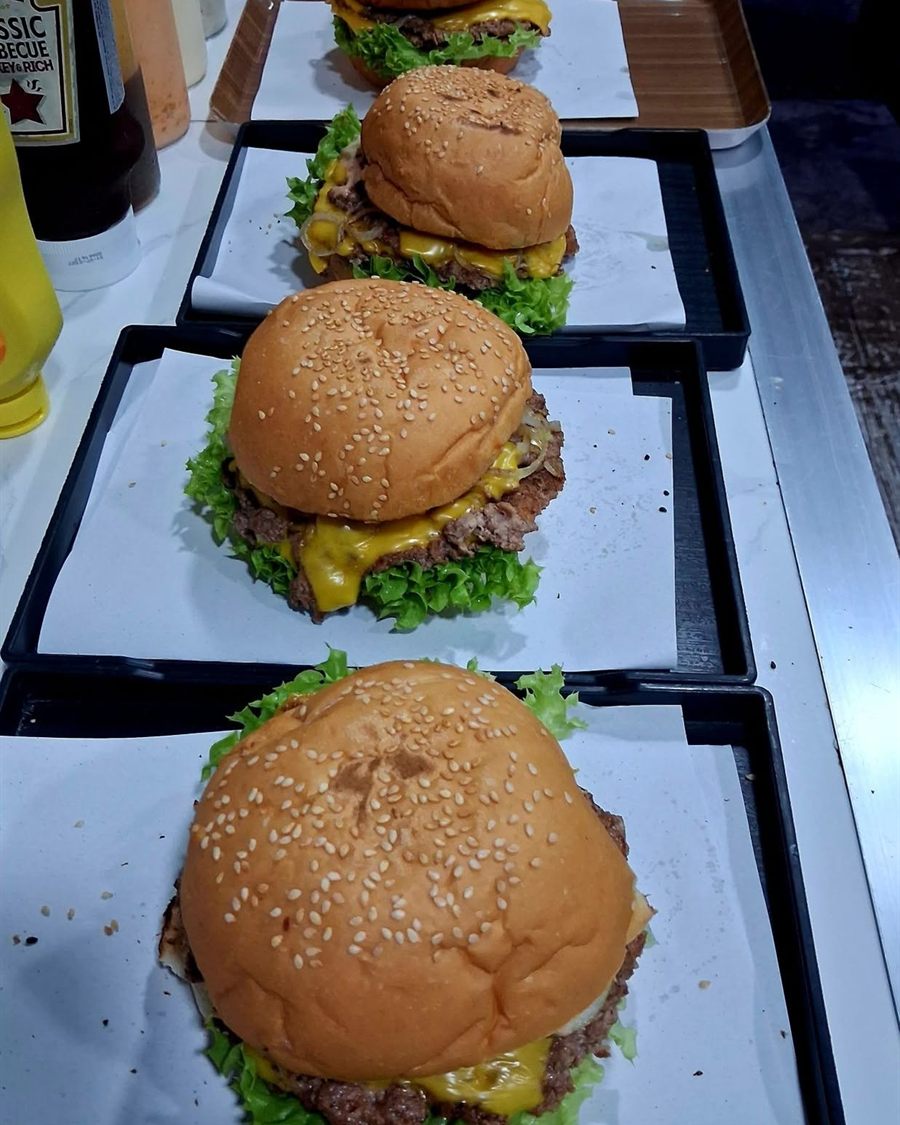 Burger phô mai đặc trưng xếp trên khay tại Nordys